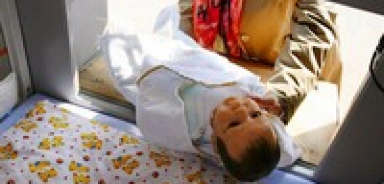 "Porody zaufania" uratują tyle dzieci, co "okno życia"?