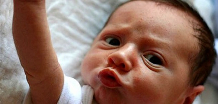 Francuska feministka: Ekolodzy niewolą kobiety karmieniem piersią