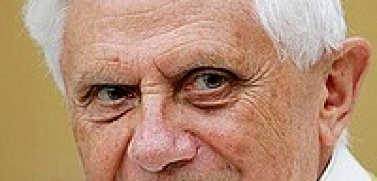 Benedykt XVI: W naszej wierze nie pozostajemy sami, odizolowani od innych. Wierzymy w Kościele i wraz z nim