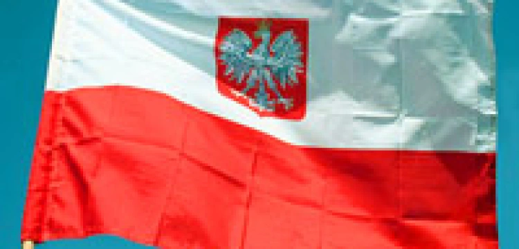 Siedzisz podczas śpiewania hymnu? Dostaniesz mandat