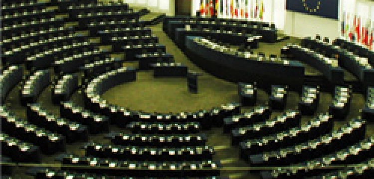 Śledztwo w PE ws. krzyża. Dziś zostanie przesłuchana asystentka europosła Czarneckiego