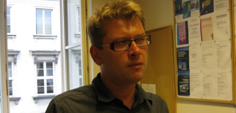 "Media uczą patrzenia na politykę"