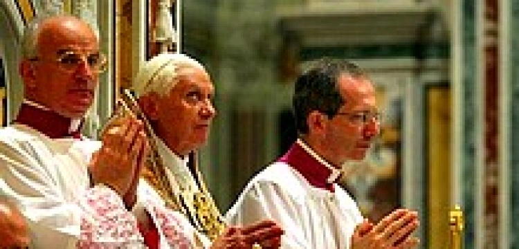 Benedykt XVI: Pokój zaczyna się od patrzenia z szacunkiem na człowieka