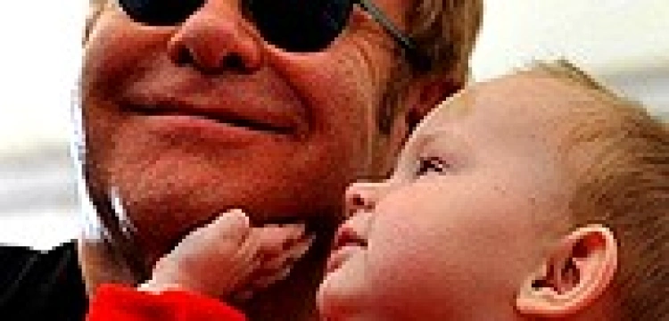Elton John może dostać do ukraińskiego dziecka jego tatę gratis