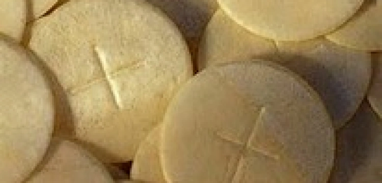 Bezczeszczą Hostię. Na You Tubie