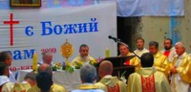 Katolicy uratowali świątynię przed oligarchami