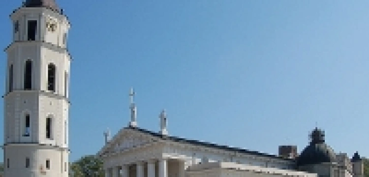 Litwini nieufnie patrzą na Kościół