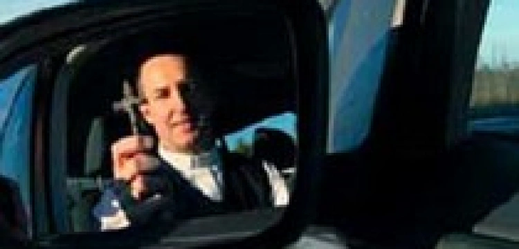 Anglia: krzyż w furgonetce nielegalny?