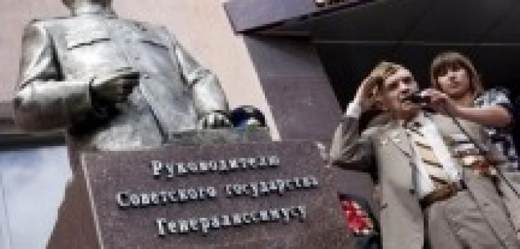 Komuniści żądają 300 tysięcy hrywien za głowę Stalina