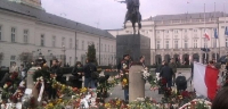 Pałac Prezydencki: Odsłonięcie tablicy upamiętniającej ofiary katastrofy 