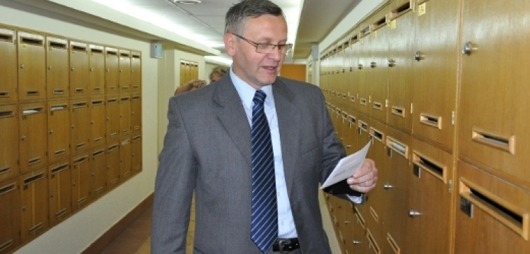 Kompromitacja na potrzeby partii