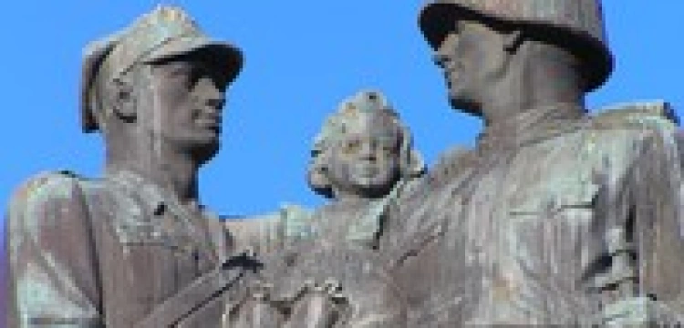 Komunistyczni żołnierze trzymający dziewczynkę pozostaną w Legnicy?