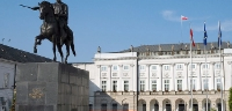 Taras zwołuje pod Pałac... na urodziny Chucka Norrisa 