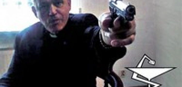 Ksiądz Jankowski celuje do ludzi z pistoletu. Na okładce płyty "Apteki"