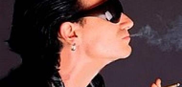 Bono czeka na spotkanie z Benedyktem XVI. Czy Papież przymierzy jego ciemne okulary?