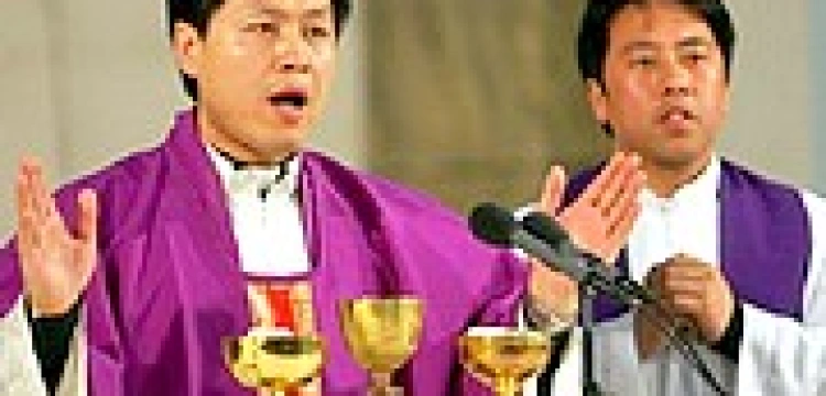 Władze w Chinach chcą „przejąć” księży wiernych Watykanowi