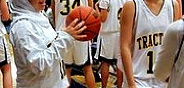 Muzułmanka może grać w kosza, ale bez chusty