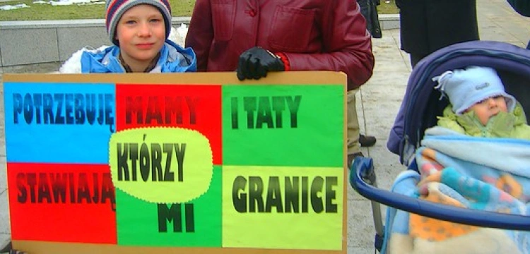 Fronda.TV: Rodzice bronią swoich dzieci przed rządem