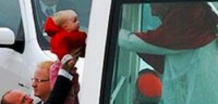 Cud dzięki błogosławieństwu papieża? Dziecko wyszło bez szwanku z wypadku autobusowego 