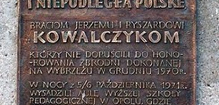 Tablica ku czci braci Kowalczyków