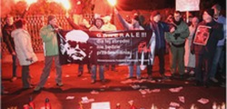 Protest przed domem generała