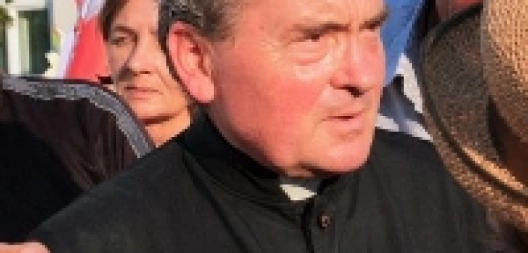 Ks. Małkowski ukarany za krzyż? 