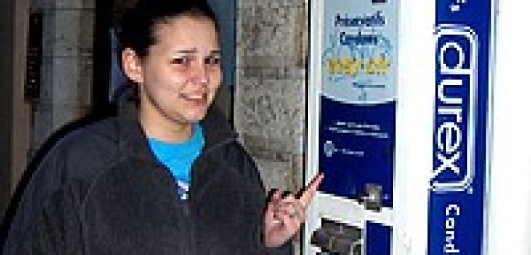 Precedens we Włoszech: Rzymska szkoła instaluje automat z prezerwatywami