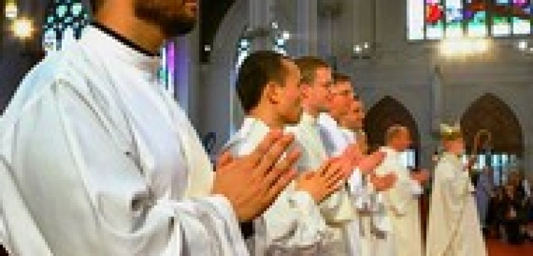 USA: Pytają kandydatów na kleryków, czy lubią dzieci i czy biorą prysznic