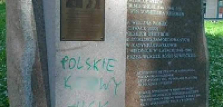Zbezczeszczony pomnik ku czci ofiar Katynia