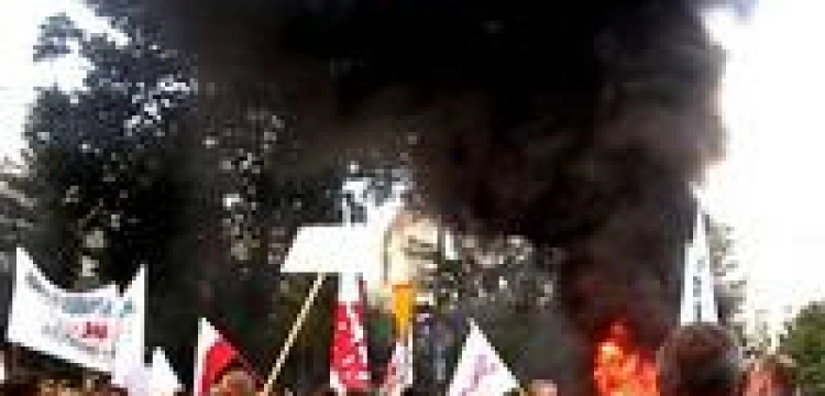 Pod Sejmem zapłonęły opony