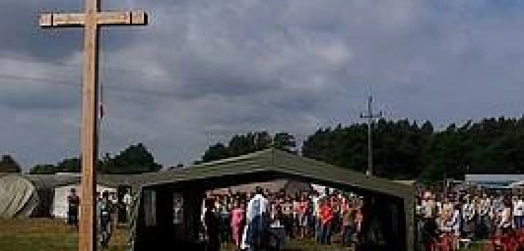 Dziecko na wakacjach chce pójść na Mszę św? Napisz mu kartkę