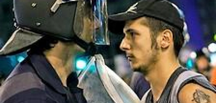 Przeciwnicy papieża znowu starli się z policją