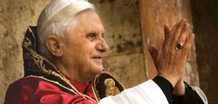 Niemiecki Papież w obcej dali