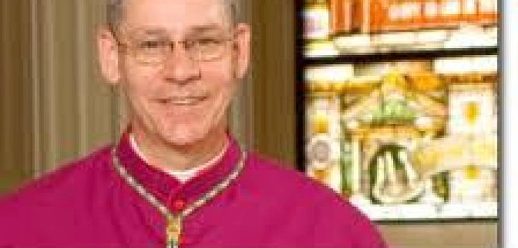 Biskup oskarżany o tolerowanie pedofila poddaje się karze