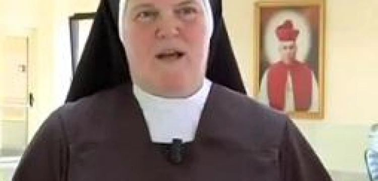 Operową scenę zamieniła na kaplicę i Internet