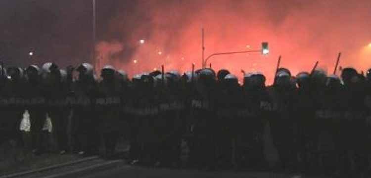 Fronda TV: Relacja wideo z Placu Na Rozdrożu