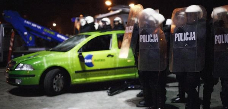 Organizator Marszu Niepodległości broni samochodów TVN przed chuliganami. Tego nie zobaczysz w mediach!