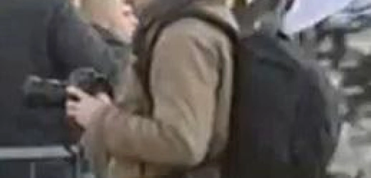 Uderzony fotograf: Nie mam nic wspólnego z ludźmi w kominiarkach