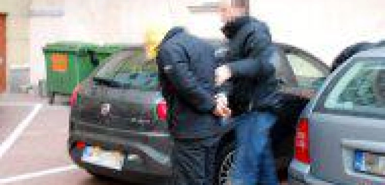 Policja zatrzymała tych, którzy zniszczyli wóz TVN. Grozi im 10 lat