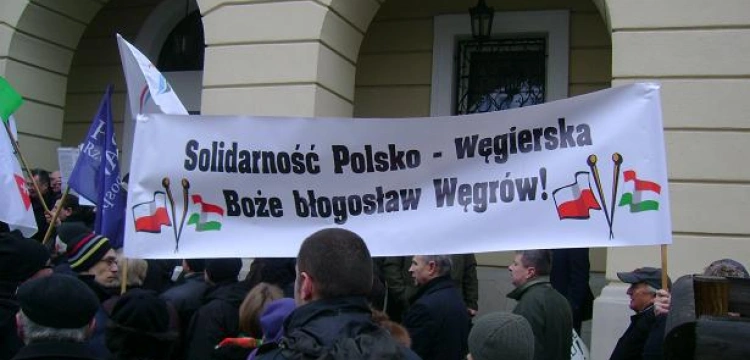 Boże błogosław Węgrów!  - fotoreportaż z pikiety pod ambasadą Węgier