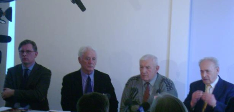 Cenckiewicz, Wyszkowski i byli stoczniowcy: Dokumenty Wałęsy nie są bezpieczne w Sejmie. Pomóżcie nam!