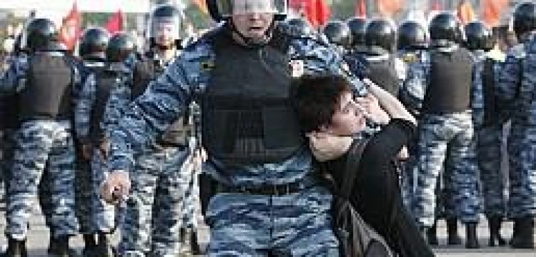 Rosja: OMON pobił kobietę w ciąży. Zobacz film