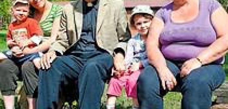 Ksiądz ratuje swoje parafianki przed mężami sadystami i znajduje im narzeczonych