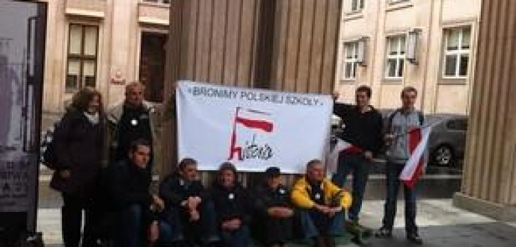 Okupują dziedziniec MEN