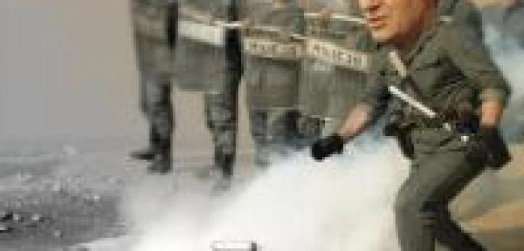 Tusk: Policjanci pałki też będą mieli i w razie potrzeby będą je używali