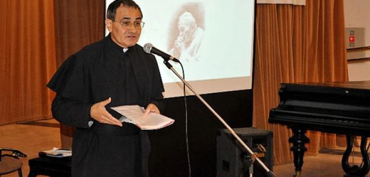 Ks. Halwa: Super Express zrobił ze mnie swatkę