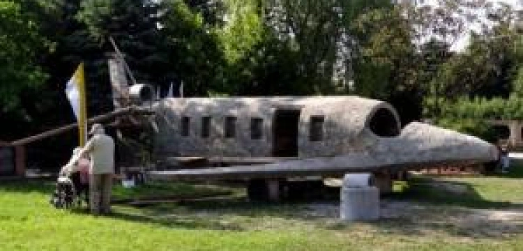 Niezwykły pomnik: Betonowy tupolew w sanktuarium. W oknie Gosiewski, na drzwiach - Kaczyńscy