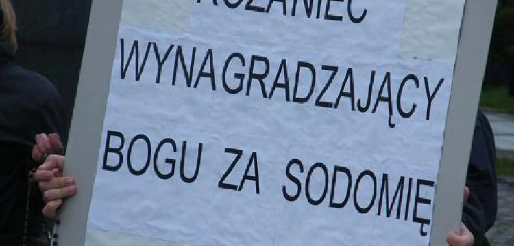 Różaniec wynagradzający Bogu za grzech sodomii podczas Parady Równości. Fotoreportaż
