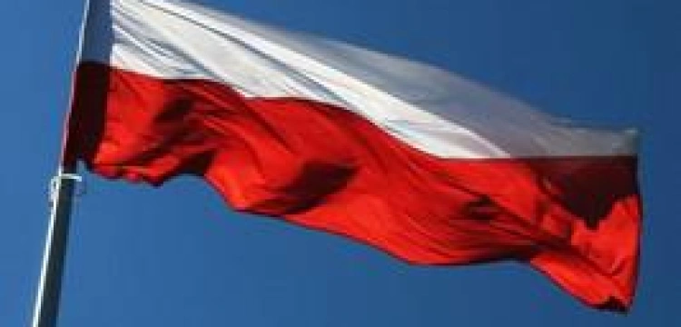 Kufle z piwem na polskiej fladze