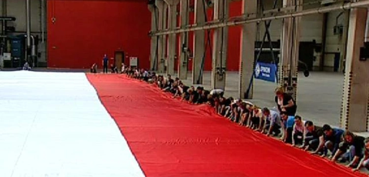 Nie można było kupić czerwonego materiału na gigantyczną biało-czerwoną. Zadrukowano więc biały